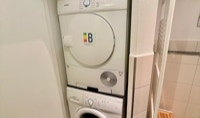 Badezimmer Waschmaschine und Trockner